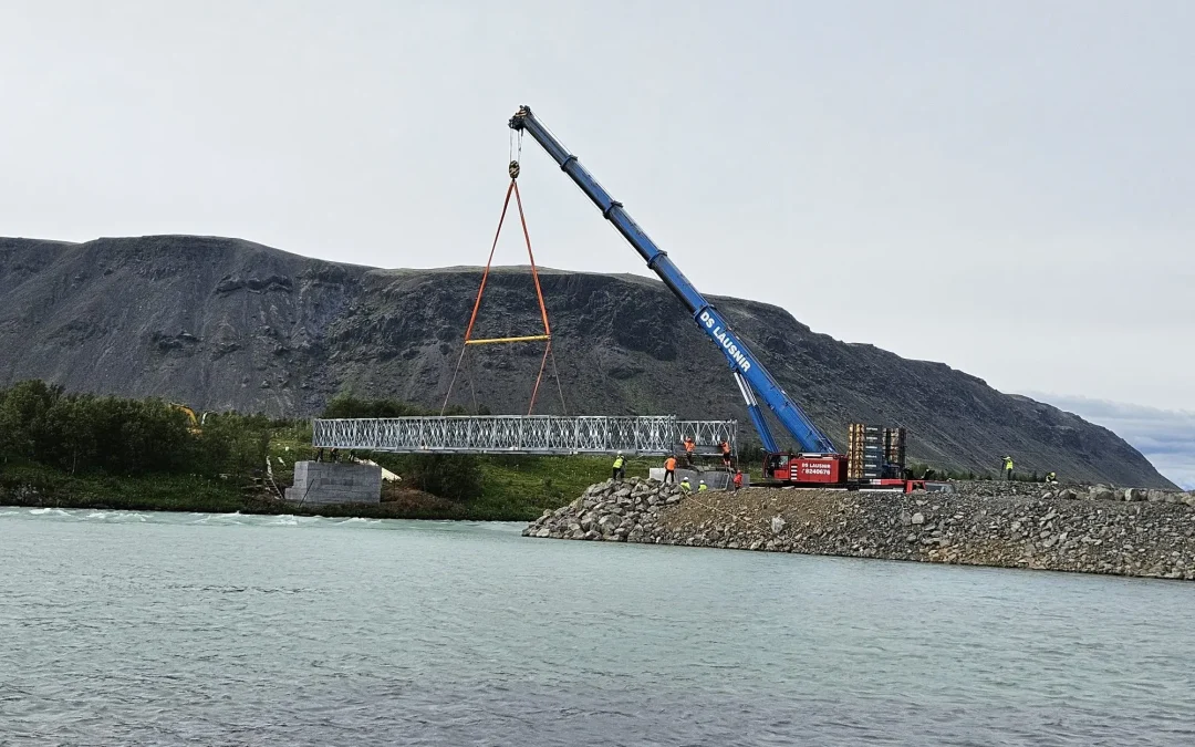 Bráðabirgðabrú hífð á Ölfusá með stærsta krana landsins